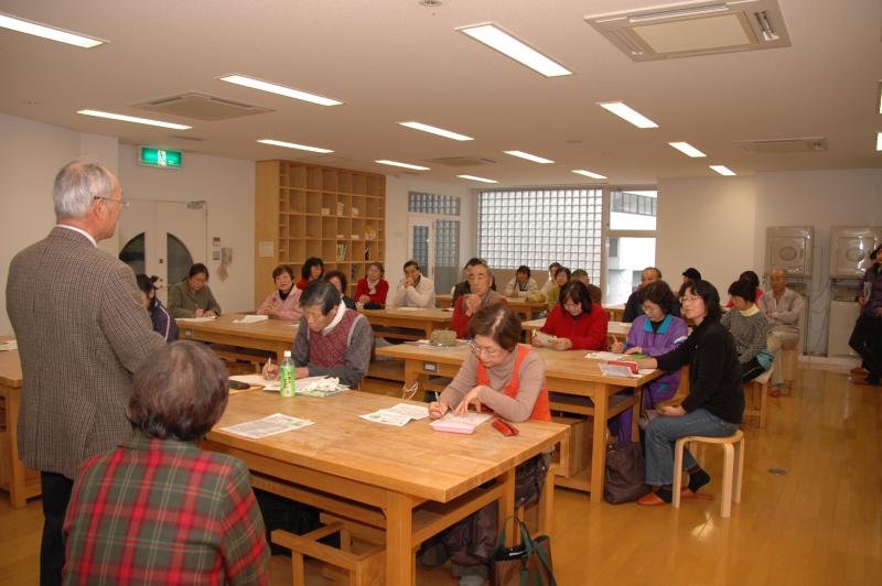 竹内さんによるボカシの講話に熱心に聞き入る参加者たち