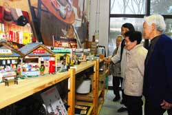 写真：福祉センターでは昭和の道具を展示しています