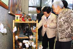 写真：展示スペースには市民の皆さんから寄付された昭和の道具や、職員が作った商店などの店舗のミニチュアを展示