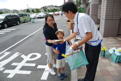 写真：夏休みで多くの親子が買い物に訪れていました。