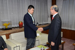 写真：市長と握手する柘植さん