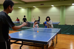 写真：姉妹ダブルスで卓球を楽しむ子どもたち