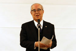 写真：開会のあいさつに立つ高濱潔会長