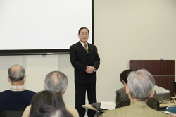 写真：講師の大和田道雄名誉教授