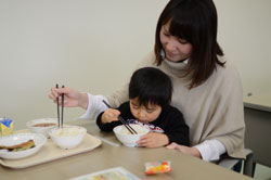 写真：お母さんにとっては懐かしい、入園前のお子さんにとっては憧れの給食を試食