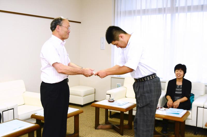 ジャパンパラ水泳競技大会に出場する柘植さんに久野市長から激励金が贈られました
