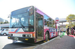 写真：イオン三好店の宣伝でラッピングされたバス