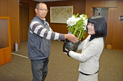 【写真】福岡から市職員にフォーミディブルを手渡されました