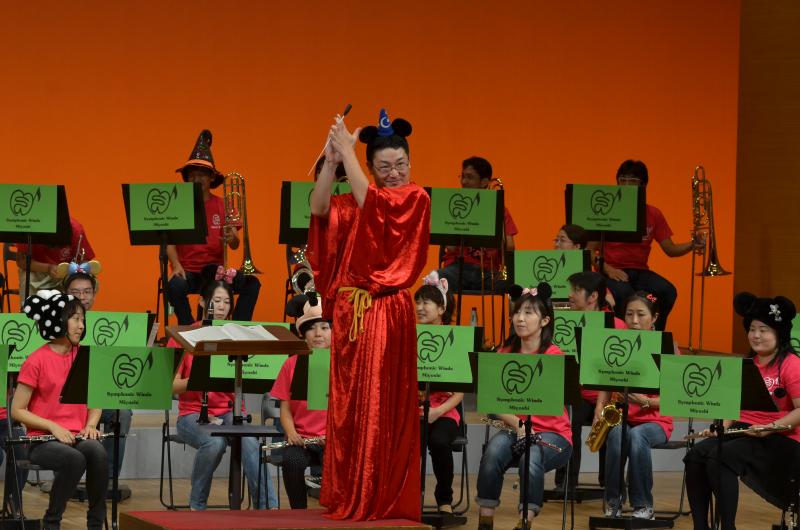 指揮者の長谷川さんもディズニの衣装に着替え、観客と一体となった演奏を演出します