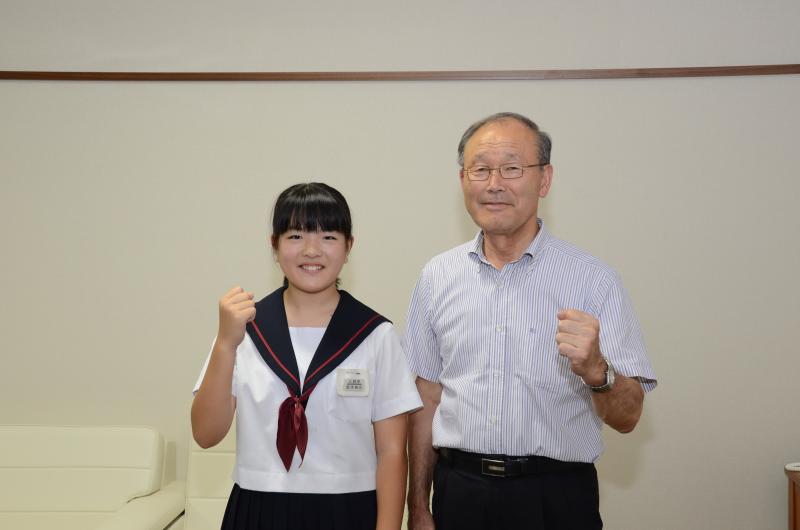 【写真】久野市長と一緒にガッツポーズをする鈴木さん