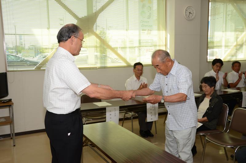 写真：久野市長から賞状を受け取る岡本さん