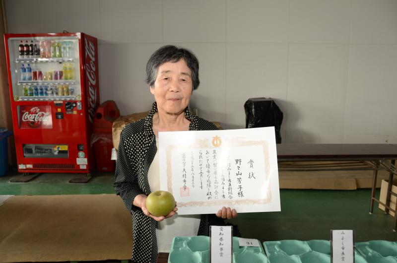 写真：愛知県知事賞の賞状を手に笑顔の野々山さん