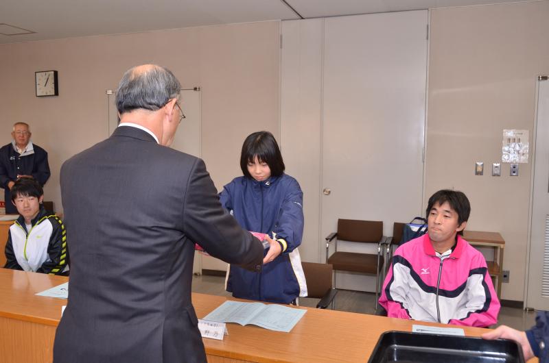 選手を代表して第1区の鷲坂さんに久野市長からユニホームが手渡されました