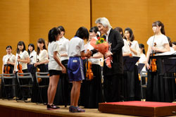 代表児童が栗田さんと管弦楽団に感謝の花束を贈呈
