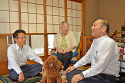永田副知事（左）と小野田市長（右）、愛犬（中）と語らうヨシノさん