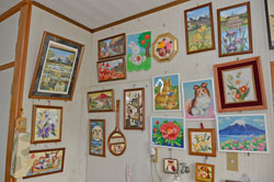 壁に所狭しと飾られた作品の数々