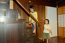【写真】階段たんすをのぼる子ども