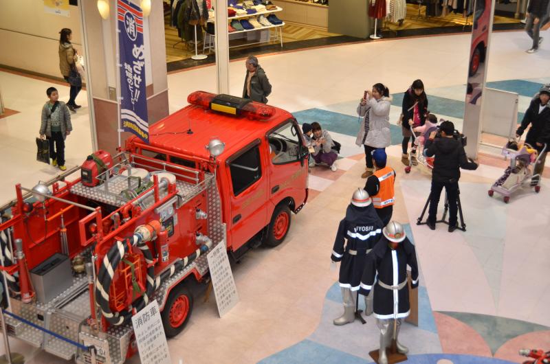 消防車両や防火服などが展示され消防団への理解を呼び掛けました