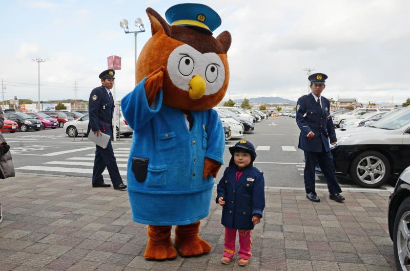 愛知県警のシンボルマスコット「コノハけいぶ」と記念撮影