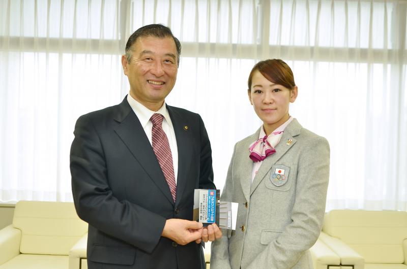 清水選手と小野田市長と記念写真を撮影