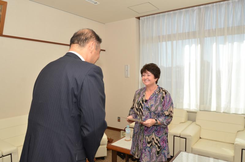 小野田市長から教育親善大使の委嘱状が手渡されました