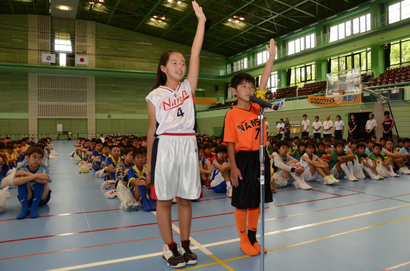 南部小学校代表児童2名による選手宣誓