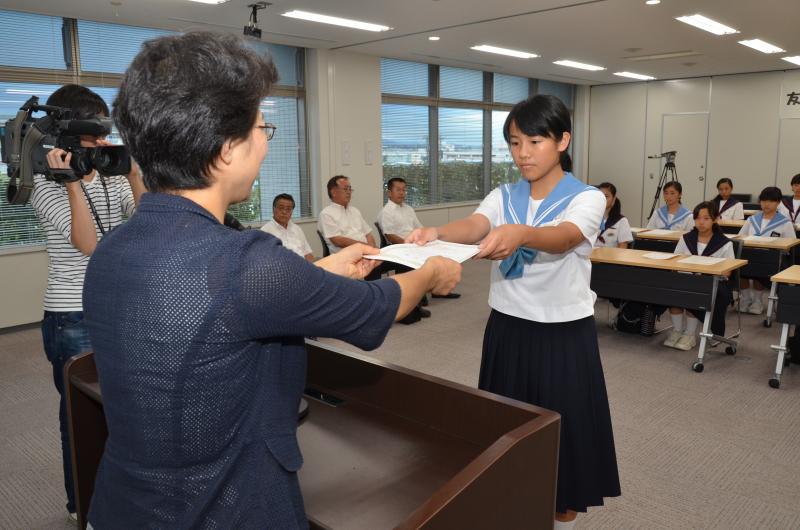 加藤志津香教育委員長から派遣団員認定証が贈られました