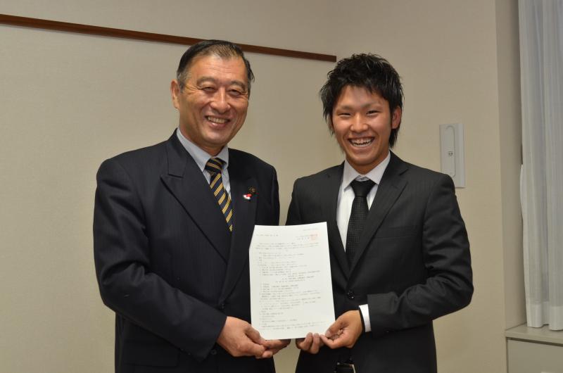 報告書が小野田市長に手渡されました