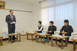 【写真】選手の功績をたたえる小野田市長