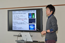 日ごろの研究成果など、LEDについて説明する山本さん