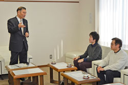 山本さんへの感謝と今後の活躍への期待の言葉を贈る小野田市長