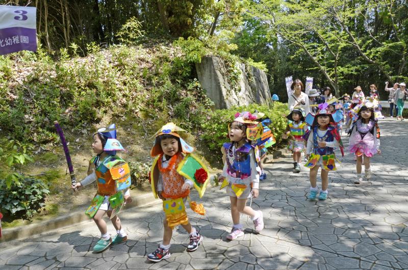 園児が岩崎城を目指して歩きます
