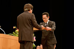 【写真】木戸委員長から受賞者に賞状が手渡されました