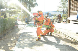 【写真】消火訓練をする消防隊員