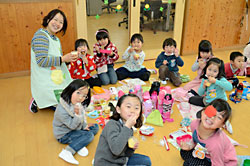 【写真】職員室の前でおいしそうに弁当を食べる園児たち