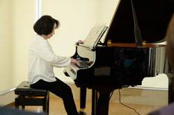 【写真】音楽療法士の児島さんがピアノを弾きます