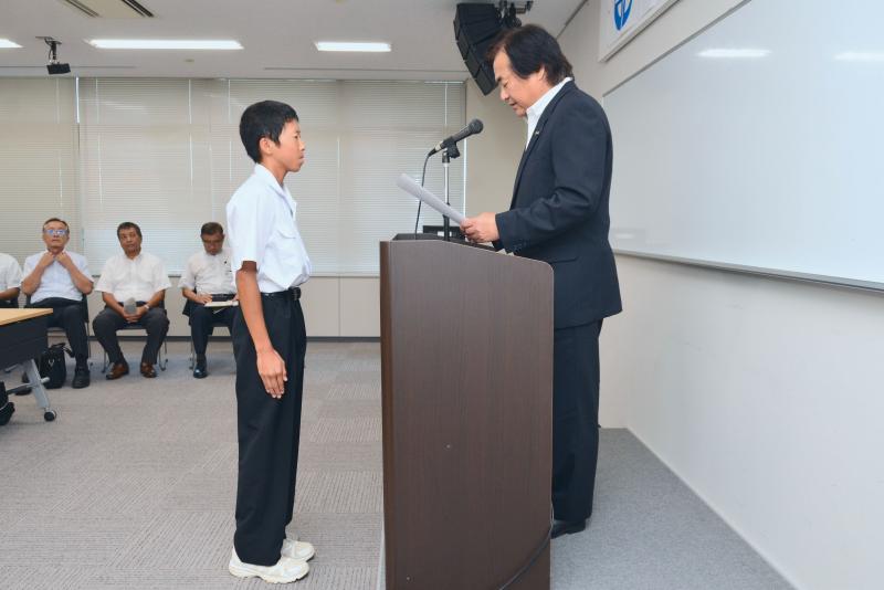 木戸友二教育委員長より派遣団員認定証が贈られました