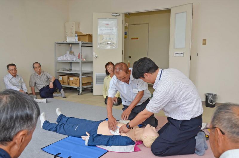 応急救護講習では、AEDを使いながら心肺蘇生法の練習をします