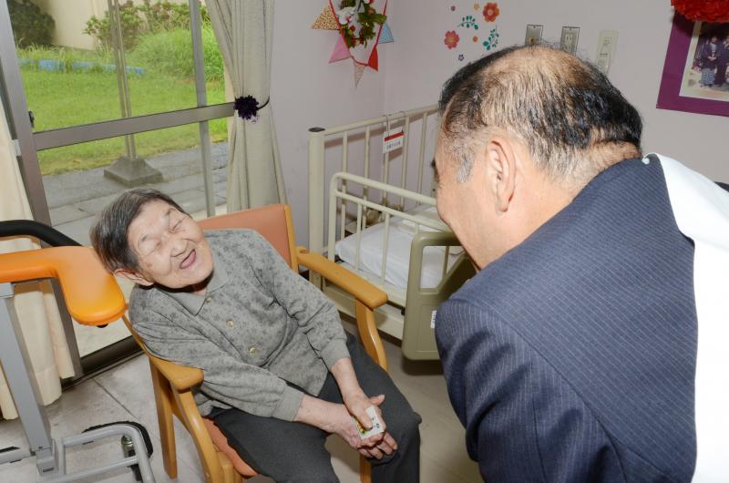 入居者の個室を訪問しお祝いする小野田市長に笑顔を見せる女性