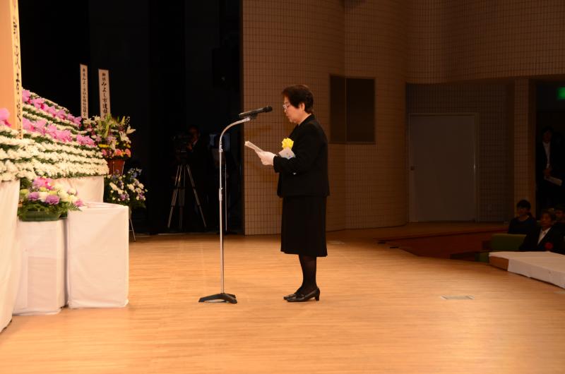 遺族会婦人部長の小嶋さんが追悼のことばを述べます
