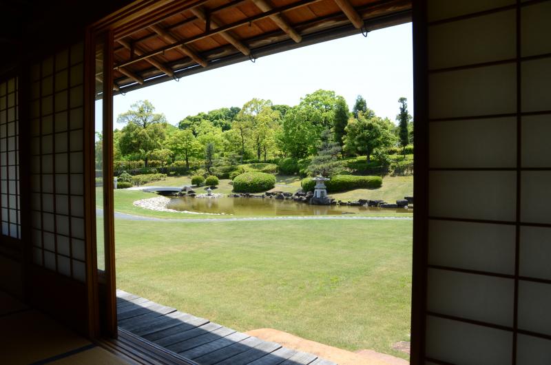 ふれあい会館和室から臨む日本庭園