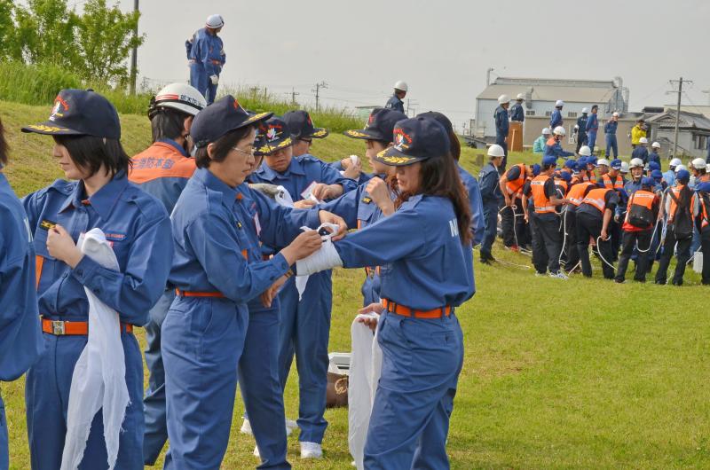 三角巾取り扱い訓練を行う女性消防団員