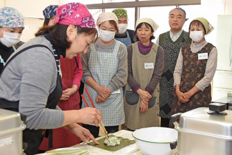 町田さんから料理の作り方を教えてもらう受講生たち
