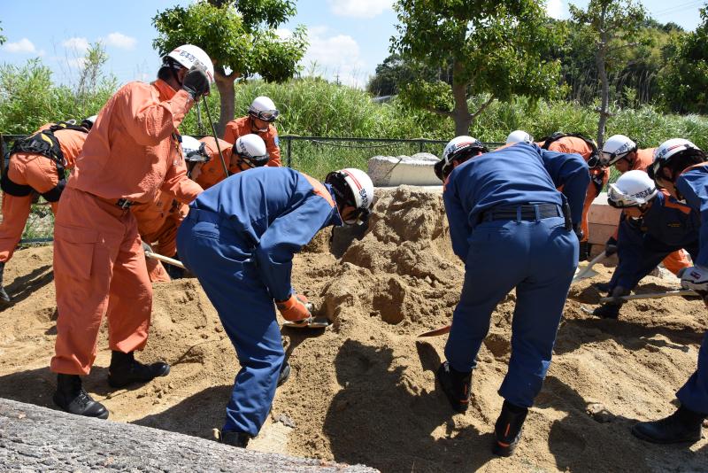 土砂崩れの現場で生き埋めになった人を捜索する訓練