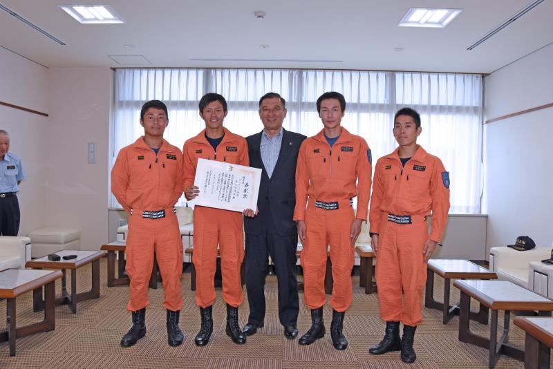 東海大会準優勝の賞状を手に笑顔を見せる尾三消防職員と小野田市長