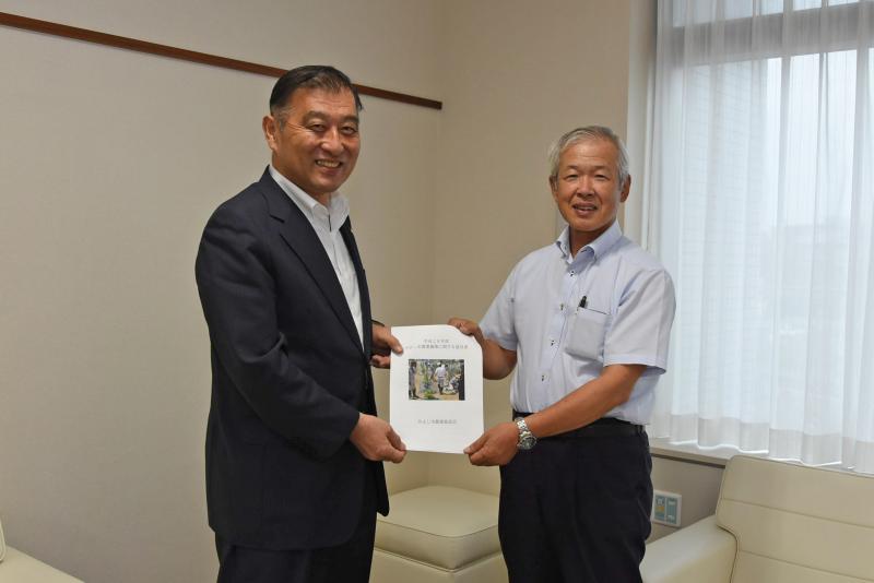 岩田会長から小野田市長に意見書が提出されます