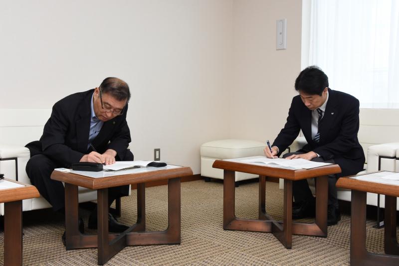 協定書に調印する小野田市長、篠﨑理事長