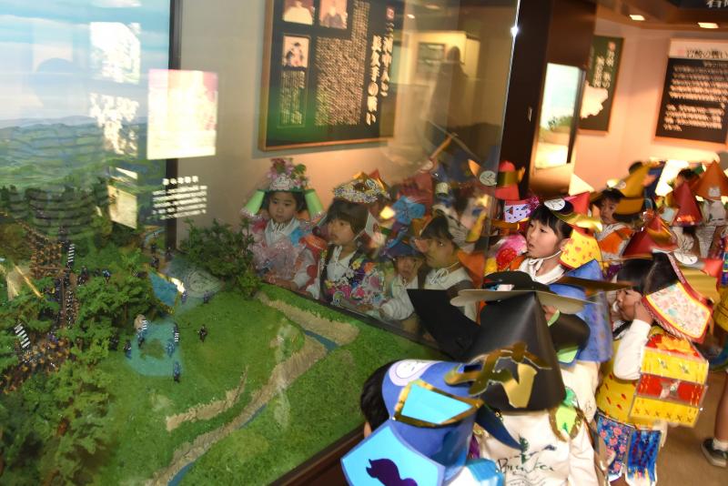 岩崎城の戦いの模型を見学