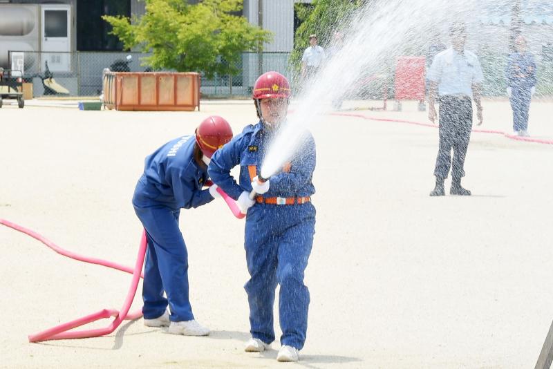 女性消防団による消火栓操法
