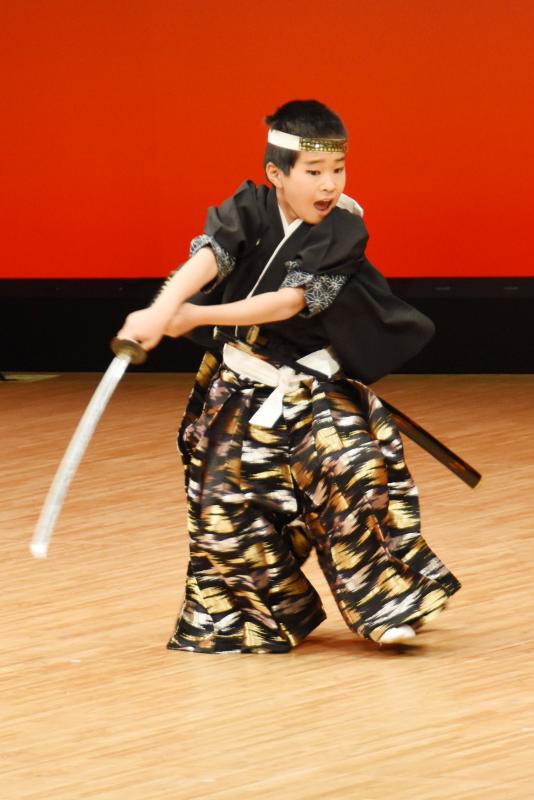 子どもも剣詩舞で迫力ある演技を披露